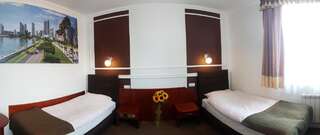 Отель Hotel Granada Острув-Велькопольски Трехместный номер-4