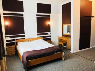 Отель Hotel Granada Острув-Велькопольски Номер Делюкс с кроватью размера «king-size»-1